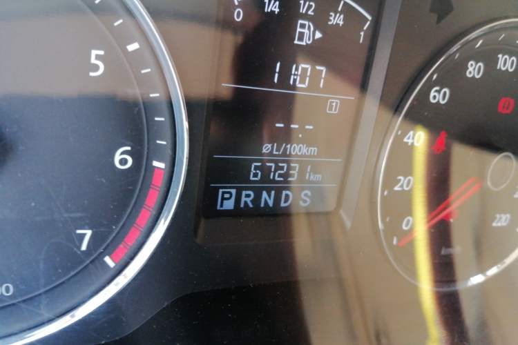 Used Volkswagen Lavida 2013 1.6L Automatic Comfort Edition Odometer Close Up