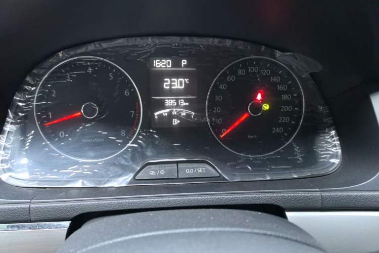 Used Volkswagen Lavida 2013 Revised Version 1.4 TSI DSG Luxury Edition Odometer Close Up