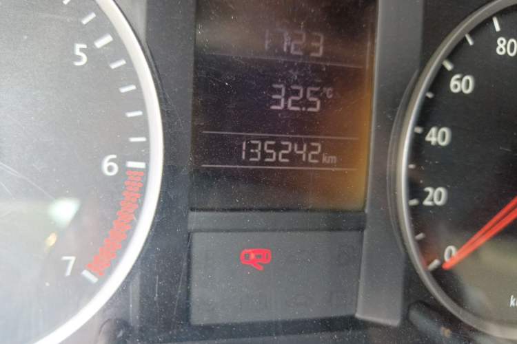 Used Volkswagen Lavida 2013 Classic 1.6L Manual Fashion Edition Odometer Close Up