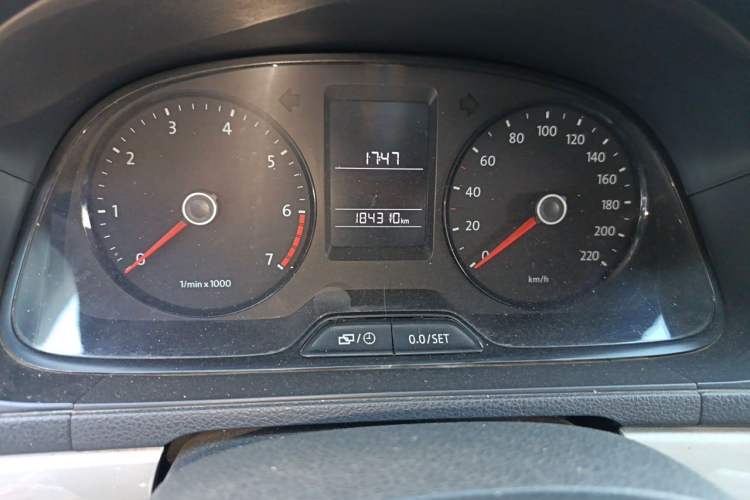 Used Volkswagen Lavida 2013 1.6L Manual Fashion Edition Odometer Close Up