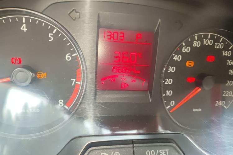 Used Volkswagen Lavida 2013 Revised Classic 1.6L Automatic Fashion Edition Odometer Close Up