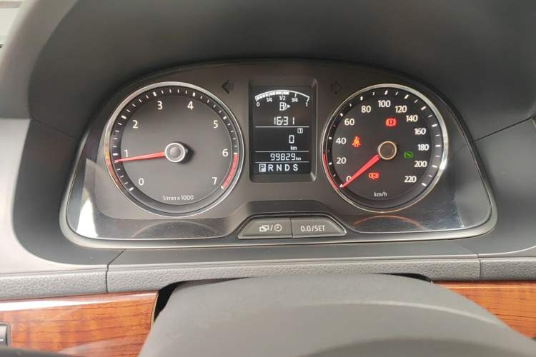Used Volkswagen Lavida 2013 1.6L Automatic Comfort Edition Odometer Close Up