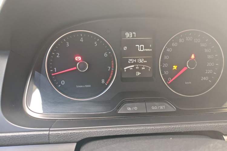 Used Volkswagen Lavida 2013 Restyled Classic 1.6L Manual Comfort Edition Odometer Close Up