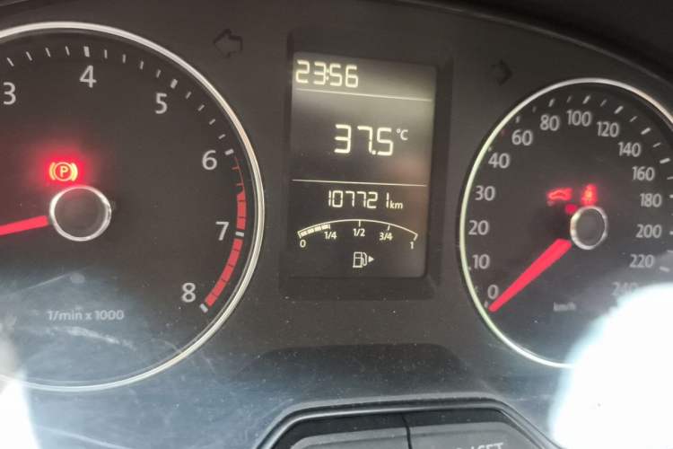 Used Volkswagen Lavida 2013 1.4TSI Manual Comfort Edition Odometer Close Up