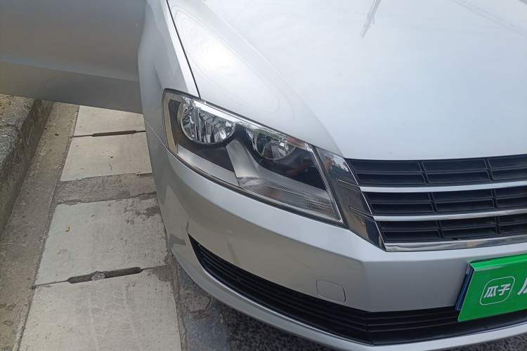 Used Volkswagen Lavida 2013 Revised Classic 1.6L Automatic Fashion Edition Right Front Headlight