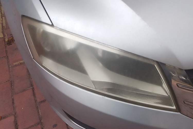 Used Volkswagen Lavida 2013 1.6L Automatic Fashion Edition Right Front Headlight