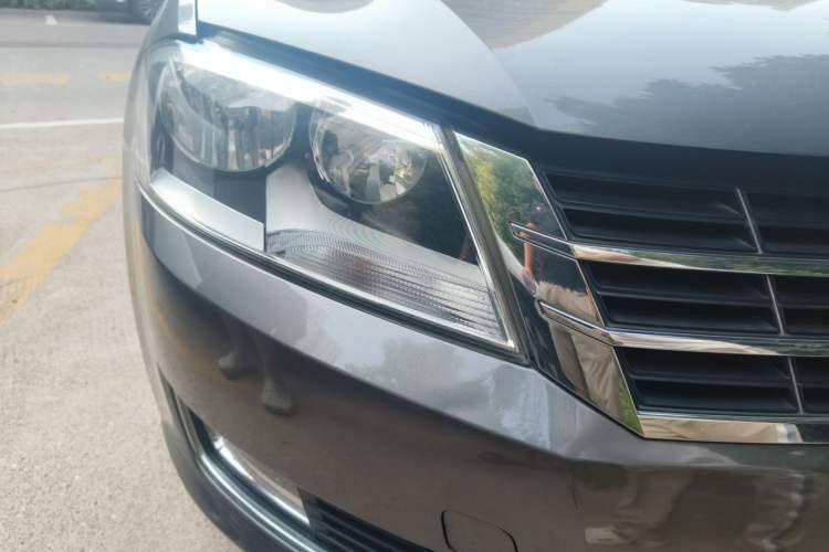 Used Volkswagen Lavida 2013 1.6L Manual Comfort Edition Right Front Headlight