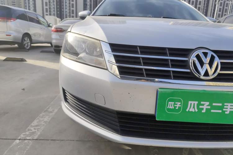Used Volkswagen Lavida 2013 1.6L Automatic Fashion Edition Right Front Headlight
