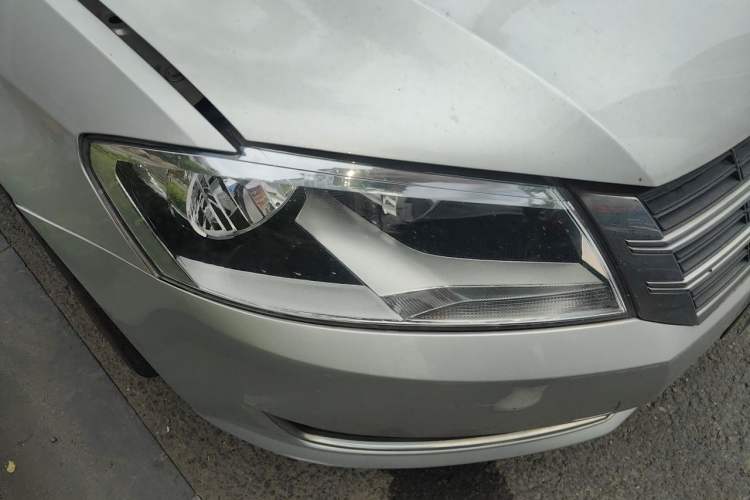 Used Volkswagen Lavida 2013 Revised Version 1.6L Automatic Luxury Edition Right Front Headlight