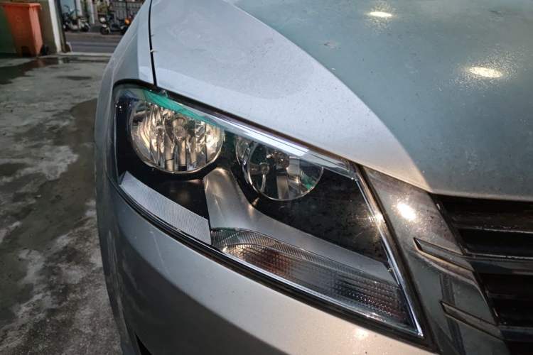 Used Volkswagen Lavida 2013 Revised Classic 1.6L Automatic Fashion Edition Right Front Headlight
