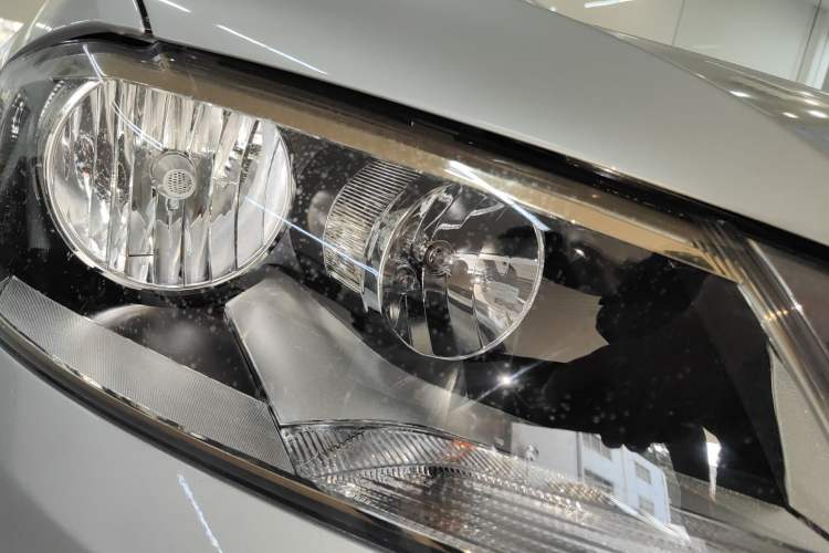 Used Volkswagen Lavida 2013 Revised Classic 1.6L Automatic Fashion Edition Right Front Headlight
