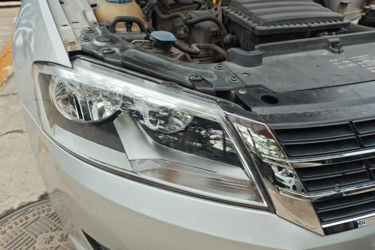Used Volkswagen Lavida 2013 Revised Classic 1.6L Automatic Fashion Edition Right Front Headlight