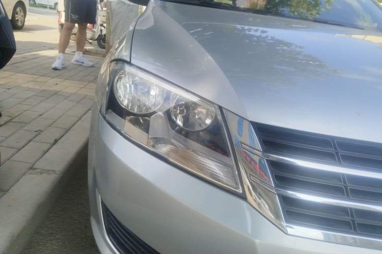 Used Volkswagen Lavida 2013 1.6L Automatic Fashion Edition Right Front Headlight
