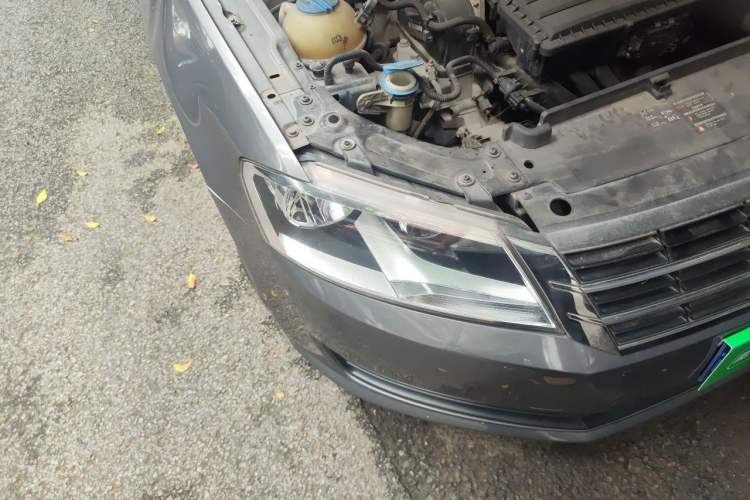 Used Volkswagen Lavida 2013 Revised Classic 1.6L Automatic Fashion Edition Right Front Headlight