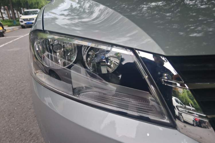 Used Volkswagen Lavida 2013 1.6L Automatic Comfort Edition Right Front Headlight
