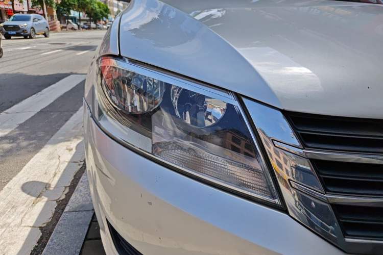 Used Volkswagen Lavida 2013 Revised Classic 1.6L Manual Fashion Edition Right Front Headlight