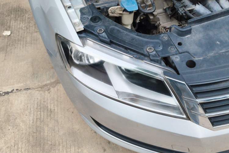 Used Volkswagen Lavida 2013 Revised Classic 1.6L Automatic Fashion Edition Right Front Headlight