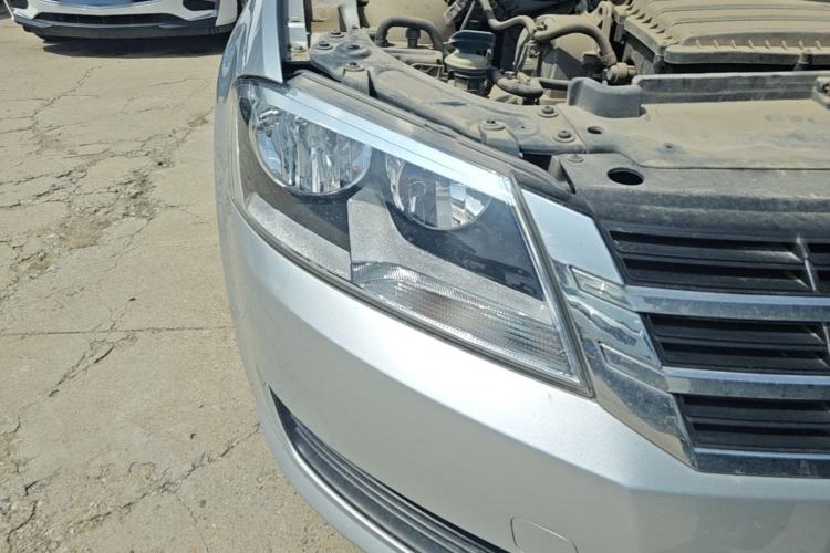 Used Volkswagen Lavida 2013 Revised Classic 1.6L Manual Fashion Edition Right Front Headlight