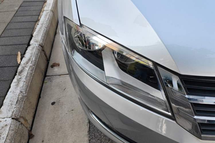 Used Volkswagen Lavida 2013 Revised Version 1.4 TSI Manual Comfort Edition Right Front Headlight