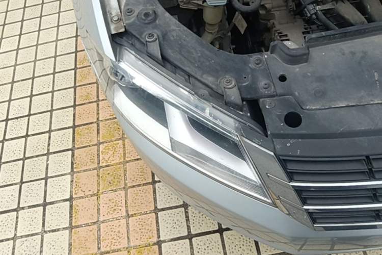 Used Volkswagen Lavida 2013 Revised Classic 1.6L Automatic Fashion Edition Right Front Headlight