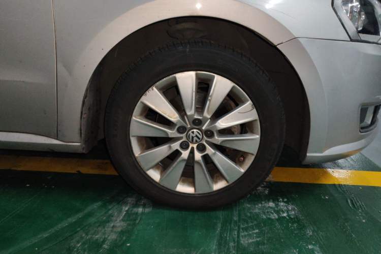 Used Volkswagen Lavida 2013 Restyled Classic 1.6L Manual Comfort Edition Right Front Wheel Hub