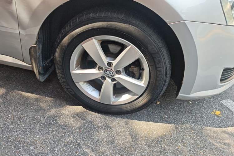 Used Volkswagen Lavida 2013 Revised Classic 1.6L Manual Fashion Edition Right Front Wheel Hub