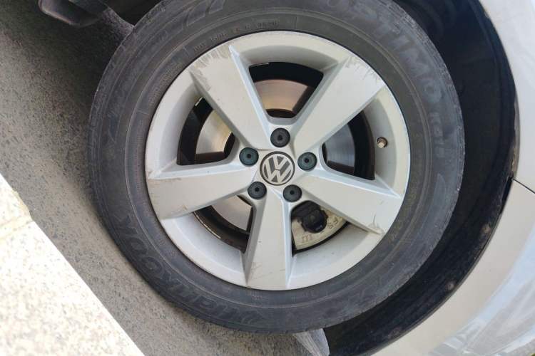 Used Volkswagen Lavida 2013 Revised Classic 1.6L Automatic Fashion Edition Right Front Wheel Hub
