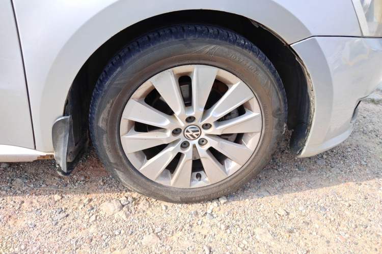 Used Volkswagen Lavida 2013 Revised Version 1.4 TSI Manual Comfort Edition Right Front Wheel Hub