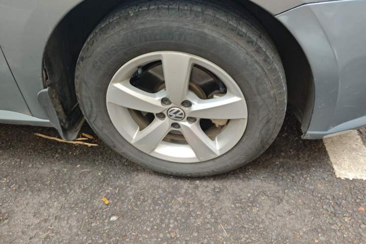 Used Volkswagen Lavida 2013 Revised Classic 1.6L Manual Fashion Edition Right Front Wheel Hub