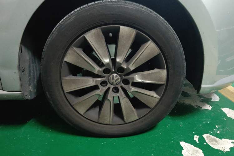 Used Volkswagen Lavida 2013 Revised Version 1.4 TSI DSG Comfort Edition Right Front Wheel Hub