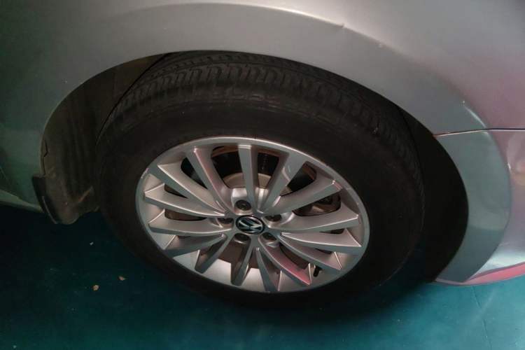 Used Volkswagen Lavida 2013 Revised Version 1.6L Automatic Luxury Edition Right Front Wheel Hub