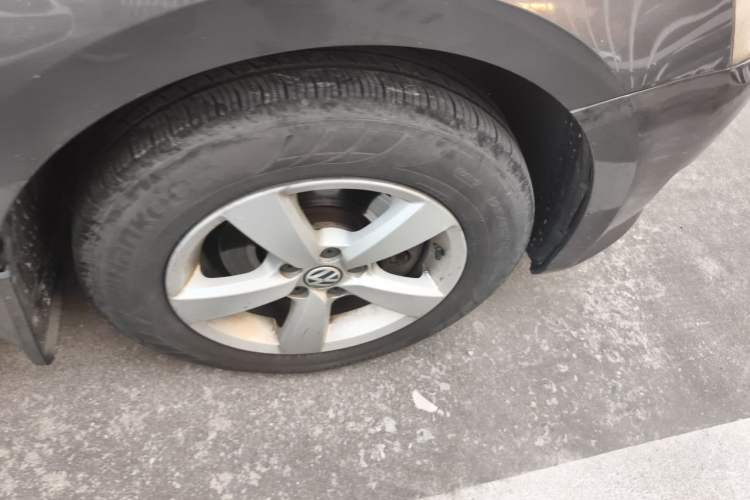 Used Volkswagen Lavida 2013 Revised Classic 1.6L Manual Fashion Edition Right Front Wheel Hub