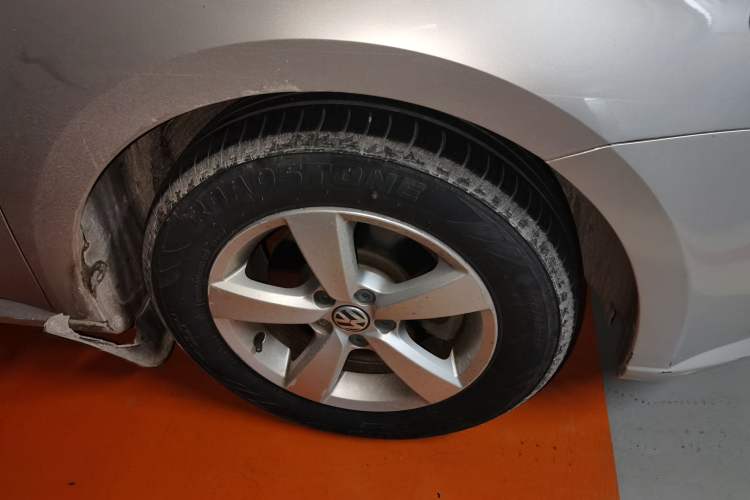 Used Volkswagen Lavida 2013 Revised Classic 1.6L Automatic Fashion Edition Right Front Wheel Hub