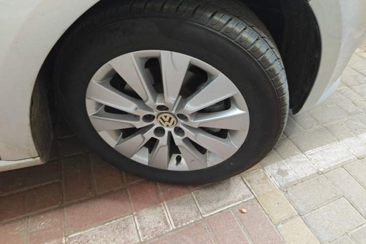Used Volkswagen Lavida 2013 Restyled Classic 1.6L Automatic Comfort Edition Right Front Wheel Hub