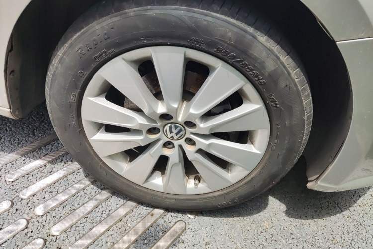 Used Volkswagen Lavida 2013 Restyled Classic 1.6L Manual Comfort Edition Right Front Wheel Hub
