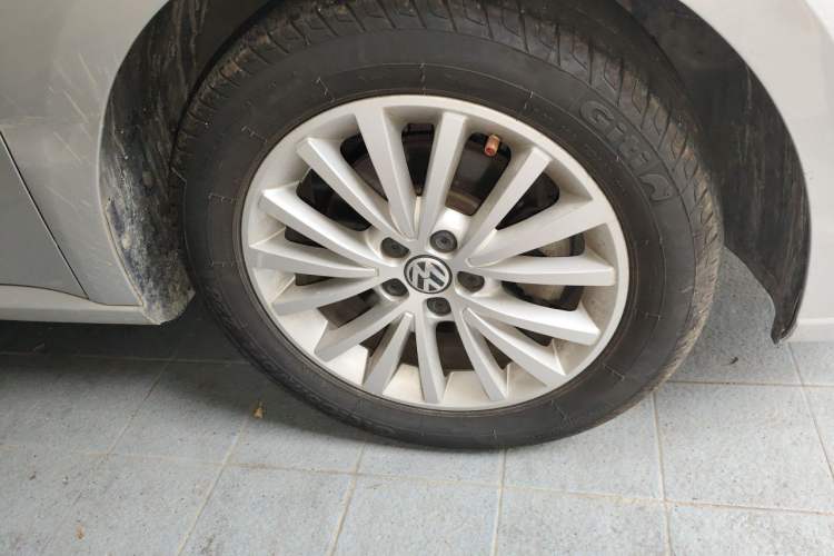 Used Volkswagen Lavida 2013 1.6L Automatic Luxury Edition Right Front Wheel Hub