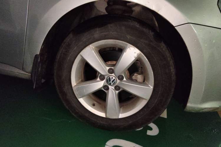 Used Volkswagen Lavida 2013 Revised Classic 1.6L Automatic Fashion Edition Right Front Wheel Hub