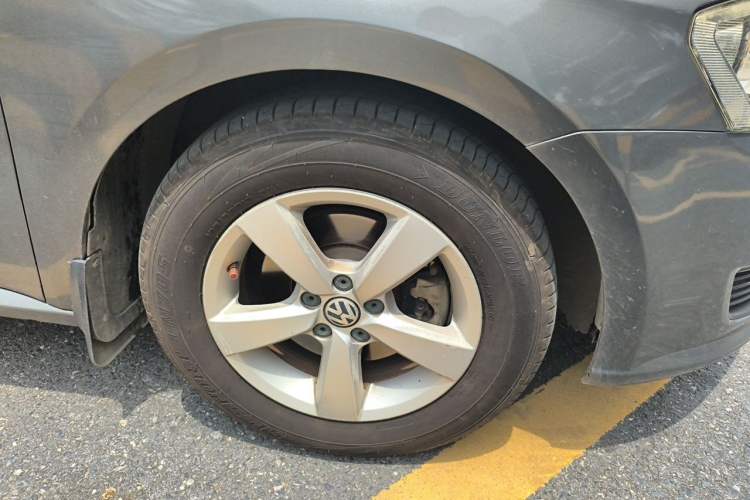 Used Volkswagen Lavida 2013 Revised Classic 1.6L Automatic Fashion Edition Right Front Wheel Hub