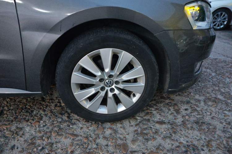 Used Volkswagen Lavida 2013 1.6L Manual Comfort Edition Right Front Wheel Hub