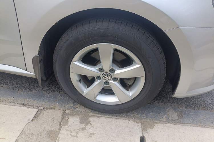 Used Volkswagen Lavida 2013 Revised Classic 1.6L Automatic Fashion Edition Right Front Wheel Hub