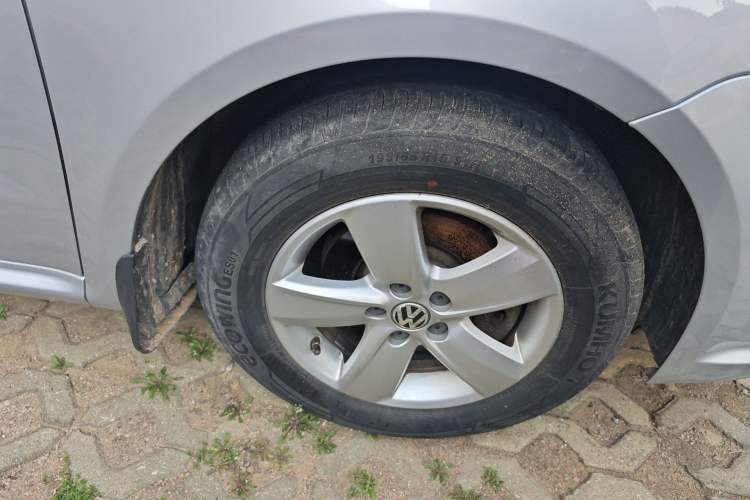 Used Volkswagen Lavida 2013 Classic 1.6L Manual Fashion Edition Right Front Wheel Hub