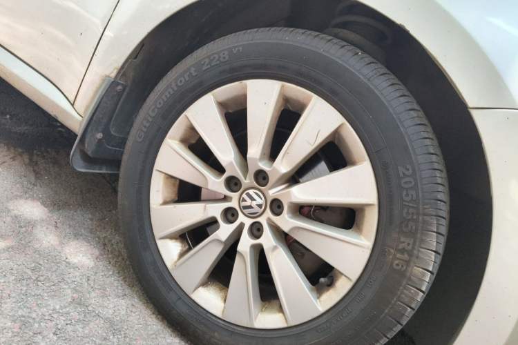 Used Volkswagen Lavida 2013 Revised Version 1.4 TSI Manual Comfort Edition Right Front Wheel Hub
