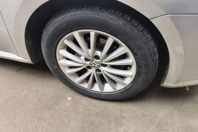 Used Volkswagen Lavida 2013 1.6L Automatic Luxury Edition Right Front Wheel Hub