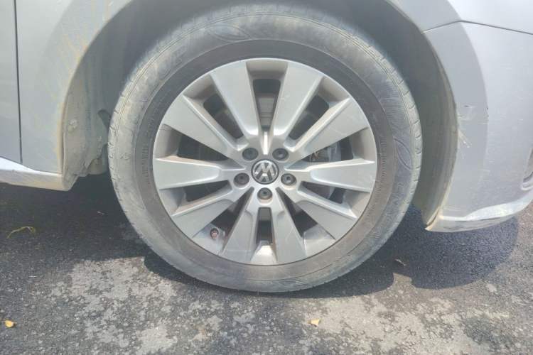 Used Volkswagen Lavida 2013 1.4TSI Manual Comfort Edition Right Front Wheel Hub