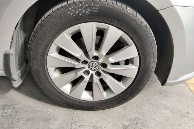Used Volkswagen Lavida 2013 1.4TSI DSG Comfort Edition Right Front Wheel Hub
