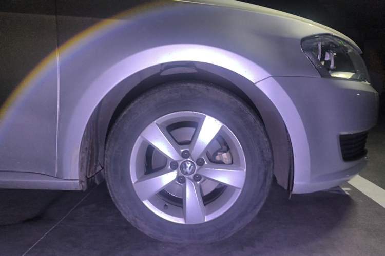 Used Volkswagen Lavida 2013 Revised Classic 1.6L Automatic Fashion Edition Right Front Wheel Hub