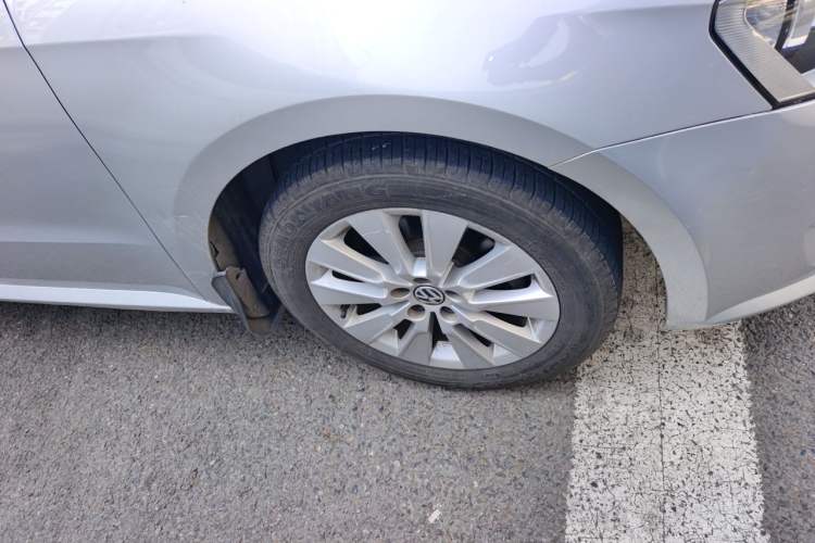 Used Volkswagen Lavida 2013 Restyled Classic 1.6L Manual Comfort Edition Right Front Wheel Hub