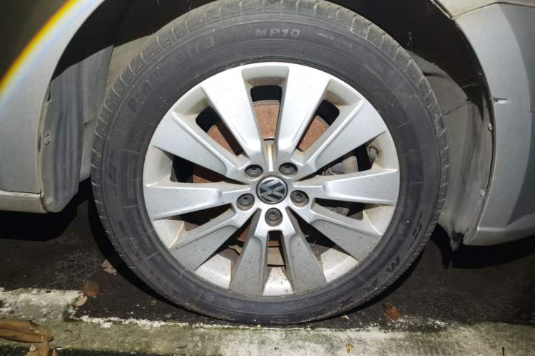 Used Volkswagen Lavida 2013 Revised Version 1.4 TSI DSG Comfort Edition Right Front Wheel Hub