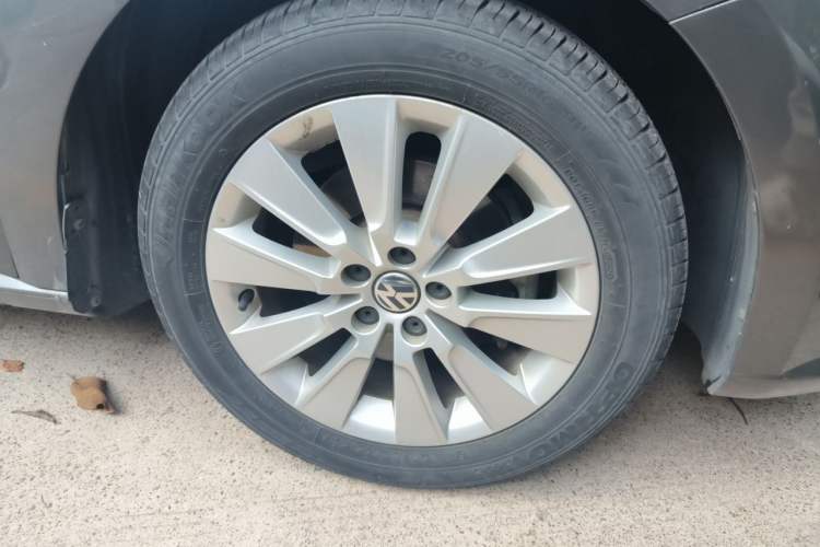 Used Volkswagen Lavida 2013 1.6L Manual Comfort Edition Right Front Wheel Hub