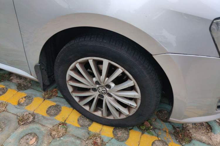 Used Volkswagen Lavida 2013 1.4TSI DSG Luxury Edition Right Front Wheel Hub